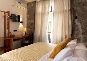 Una cama o camas en una habitación de Hostel Pimampiro 21 fotos más