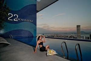 22 Macalisterz George Town By Mana-Mana في جورج تاون: جلسه نسائيه على طرف المسبح