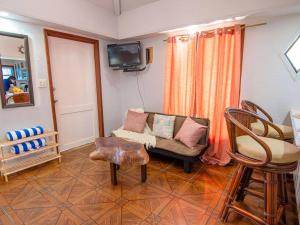 Μια τηλεόραση ή/και κέντρο ψυχαγωγίας στο Bonsai Rentals - West Bay Private Rooms