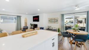 TV a/nebo společenská místnost v ubytování Coastal-Chic Newport Stay Steps to the Beach Dining Boardwalk Optional Add-On Unit