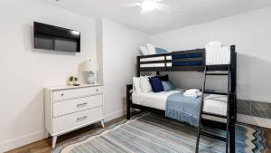 Postel nebo postele na pokoji v ubytování Coastal-Chic Newport Stay Steps to the Beach Dining Boardwalk Optional Add-On Unit