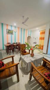 Un comedor con mesas y sillas de madera. en Mabybaby hostel, en Unawatuna