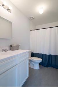 Et badeværelse på Vacation Beach House