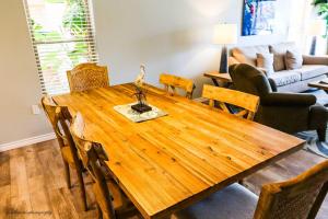 サウス・パドレ・アイランドにあるBeachview 103 Condominium Condoの木製のテーブルと椅子のあるダイニングルーム