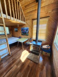una stanza con un letto a castello e una stufa in una cabina di Oyama Lake Lodge a Lake Country
