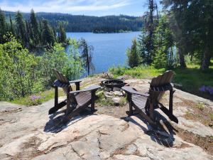 due panchine appoggiate su una roccia vicino a un lago di Oyama Lake Lodge a Lake Country Altre 2 foto