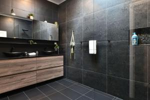 Black Cat Manor at B&W Estate في Luskintyre: حمام أسود مع حوض ومرآة +72 صورة