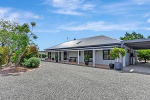 Black Cat Manor at B&W Estate في Luskintyre: منزل أمامه ممر حصى