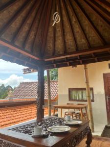 eine Außenküche mit Tisch und Herd in der Unterkunft Wayan Bola Homestay in Sidemen