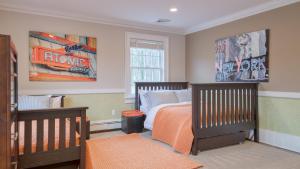 Ένα ή περισσότερα κρεβάτια σε δωμάτιο στο Secluded Berkshires Estate Private PondPoolTheater Gym Sunny Pond