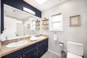 Phòng tắm tại Stylish 3BR Home EV Outlet Near Light Rail