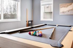 Bàn bi-da tại Stylish 3BR Home EV Outlet Near Light Rail