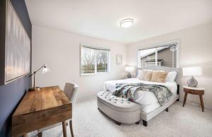 Giường trong phòng chung tại Stylish 3BR Home EV Outlet Near Light Rail