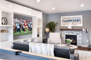 Khu vực ghế ngồi tại Stylish 3BR Home EV Outlet Near Light Rail +33 ảnh