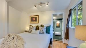 une chambre avec un lit blanc et une fenêtre dans l'établissement Grapevine Cottage by AvantStay Hobby Vineyard Firepit, à Glen Ellen