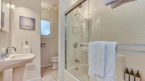 une salle de bains avec douche, lavabo et toilettes dans l'établissement Grapevine Cottage by AvantStay Hobby Vineyard Firepit, à Glen Ellen 46 autres photos