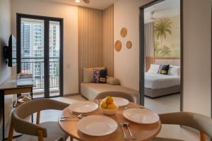 22 Macalisterz George Town By Mana-Mana في جورج تاون: غرفة مع طاولة وكراسي وغرفة نوم