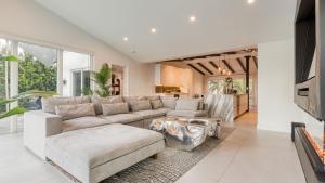 Гостиная зона в Luxury Waterfront Home w Pool Hot Tub Dock Near Las Olas Gulfstream