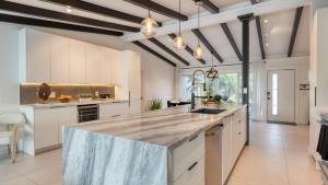 Кухня или мини-кухня в Luxury Waterfront Home w Pool Hot Tub Dock Near Las Olas Gulfstream
