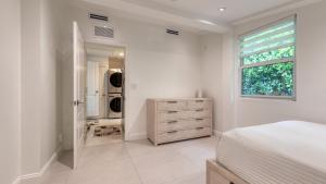 Кровать или кровати в номере Luxury Waterfront Home w Pool Hot Tub Dock Near Las Olas Gulfstream +34 фотографии