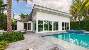 Бассейн в Luxury Waterfront Home w Pool Hot Tub Dock Near Las Olas Gulfstream или поблизости
