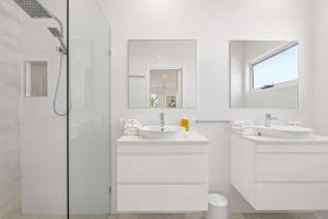 Koupelna v ubytování The Cheeky Palm - Beachy, enjoy a cheeky cocktail! + 25 fotografií