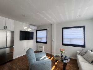 Et tv og/eller underholdning på Modern Luxury 2-Bedroom Executive Residence Near MetLife & NYC