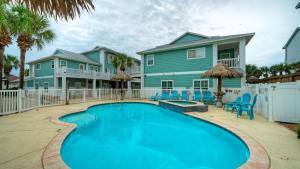 una piscina frente a una casa en Stylish Condo w Pool Spa Access Wak to Beach Beach Breeze by AvantStay, en Port Aransas