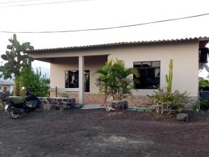 een motorfiets geparkeerd voor een huis bij Oasis Jeny 4 in Isla San Salvador