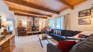 Un lugar para sentarse en Mountain Cabin w Fireplace Balcony Easy Ski Access Bear Americana