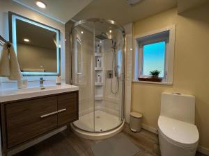 Koupelna v ubytování 2BD cozy guest suite in West Vancouver! + 28 fotografií