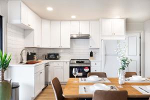 Kuchyň nebo kuchyňský kout v ubytování Luxury Bellevue 2B Basement w Stunning View