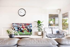 Posezení v ubytování Luxury Bellevue 2B Basement w Stunning View