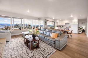 Posezení v ubytování Luxury Bellevue 2B Basement w Stunning View