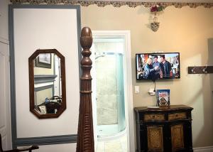 TV a/nebo společenská místnost v ubytování Barkerhouse 2# unit-heart of oldtown