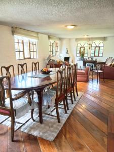 Χώρος καθιστικού στο Casa de campo familiar con jardin y asadero