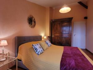 Un dormitorio con una cama grande con almohadas. en Gîte Le Breuil en Périgord - Charme et Confort - FR-1-653-269, en Salles-Lavalette