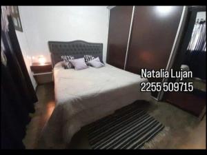 een slaapkamer met een bed met twee kussens erop bij Tobias in Villa Gesell