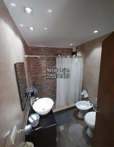 een badkamer met twee wastafels en twee toiletten bij Tobias in Villa Gesell