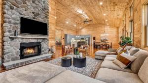 Χώρος καθιστικού στο Grand Timber by AvantStay Indoor Pool Sports Court Game Room More