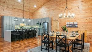 Η κουζίνα ή μικρή κουζίνα στο Grand Timber by AvantStay Indoor Pool Sports Court Game Room More