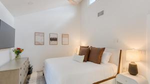 Una cama o camas en una habitación de Hot Tub Sauna Red Rock Views Near Sedona Trails Sedona Serenity Retreat by AvantStay