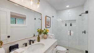 Un baño de Hot Tub Sauna Red Rock Views Near Sedona Trails Sedona Serenity Retreat by AvantStay 32 fotos más