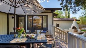 Un balcón o terraza en Hot Tub Sauna Red Rock Views Near Sedona Trails Sedona Serenity Retreat by AvantStay