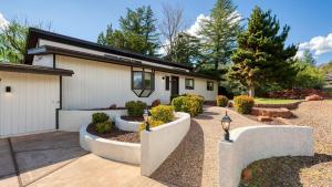 Un jardín fuera de Hot Tub Sauna Red Rock Views Near Sedona Trails Sedona Serenity Retreat by AvantStay