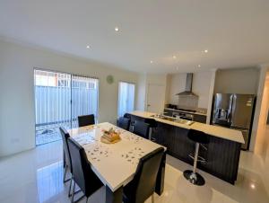 Kuchyň nebo kuchyňský kout v ubytování The grand family stay