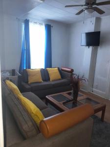 Χώρος καθιστικού στο Cozy downtown two bedrooms free parking