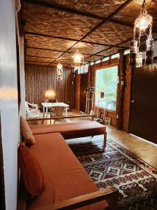 Balay Karajaw Island Home 12pax في جنرال لونا: غرفة معيشة مع أريكة وطاولة