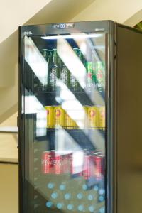 un refrigerador lleno de latas y botellas de bebidas en Vale Confort Hotel, en Petrolina