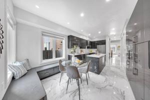 Η κουζίνα ή μικρή κουζίνα στο 3 bed 2 bath luxury home in Markham